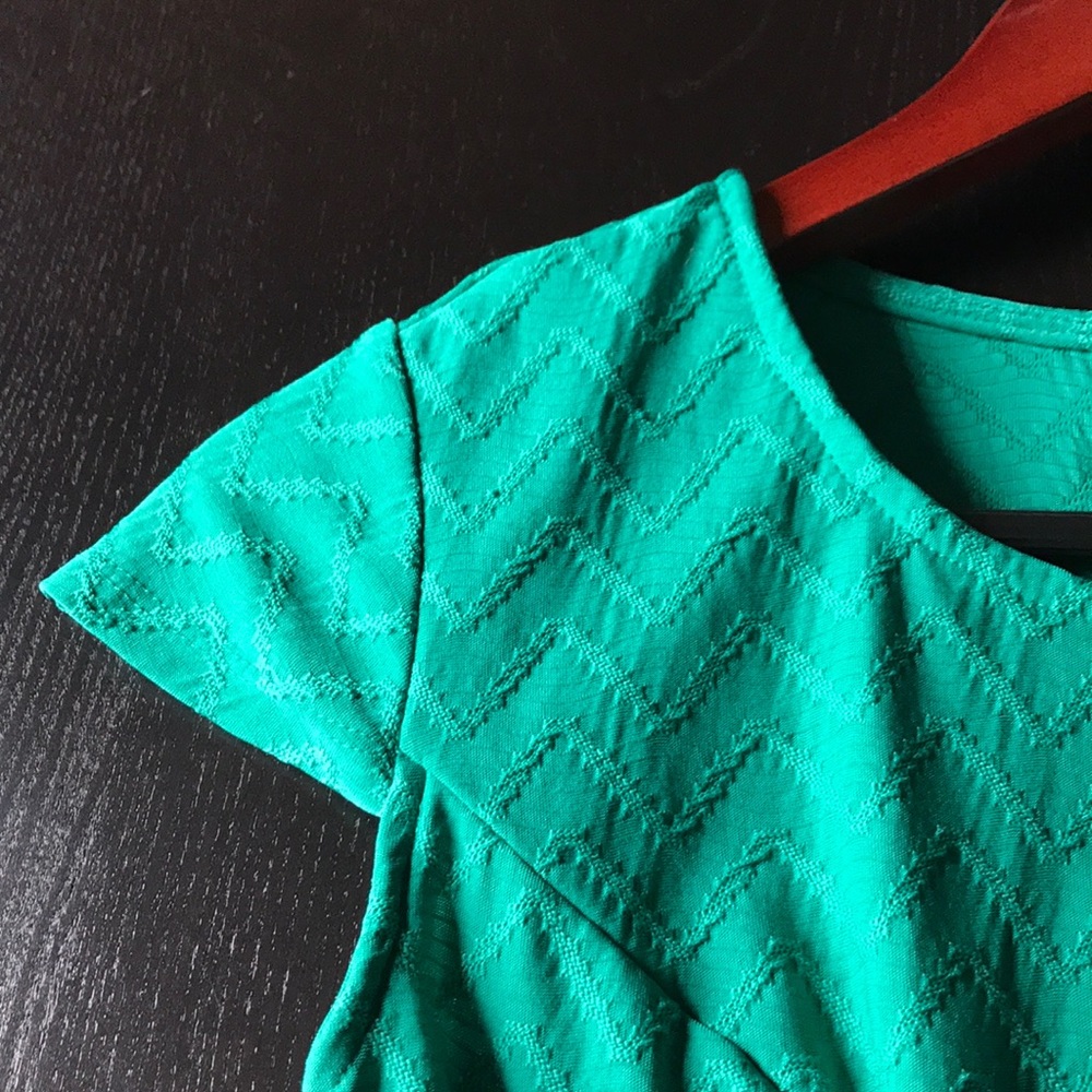 🍀 Xhilaration Green Short Sleeved Chevron Dress